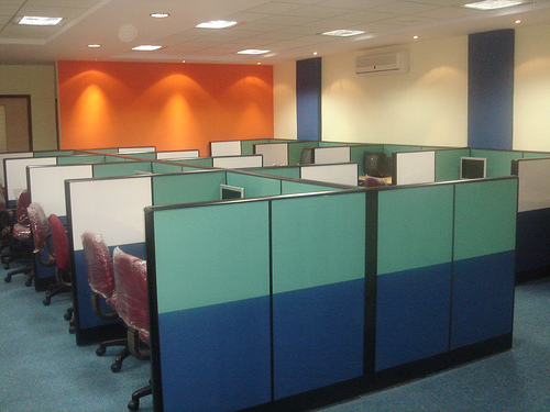 WORKSTATIONS WITH A SEATING CAPACITY OF 36 SOFTWARE PROFESSIONALS